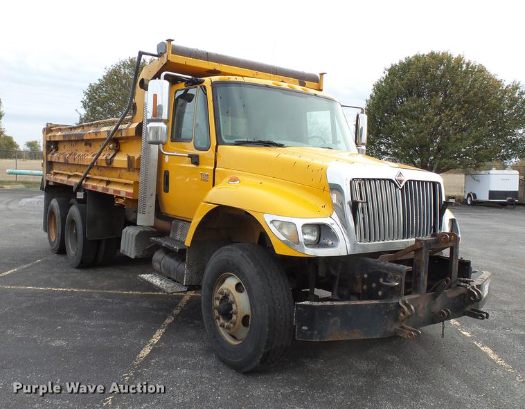 image for item DC6786 2002 International 7400 dump truck
