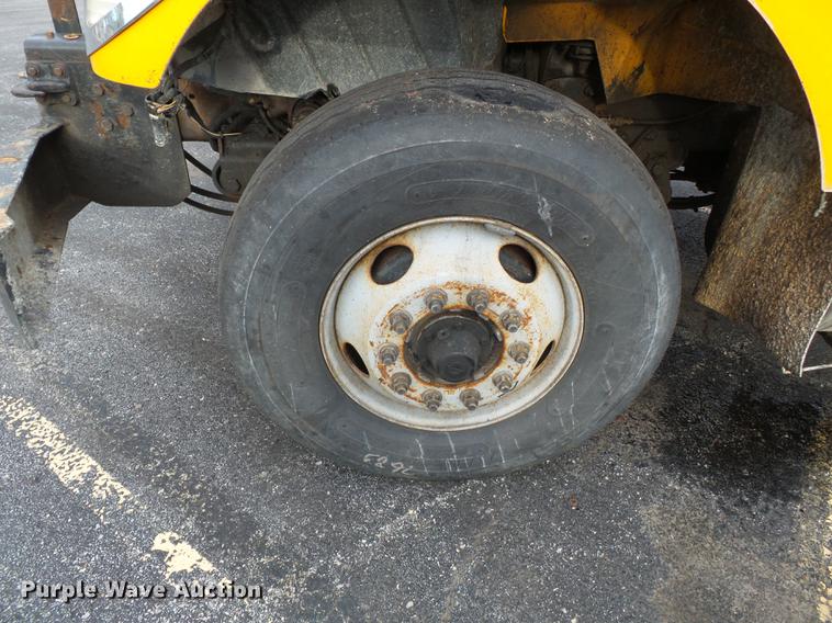 image for item DC6786 2002 International 7400 dump truck