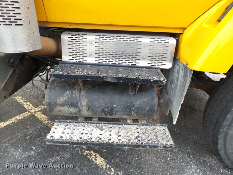 image for item DC6786 2002 International 7400 dump truck