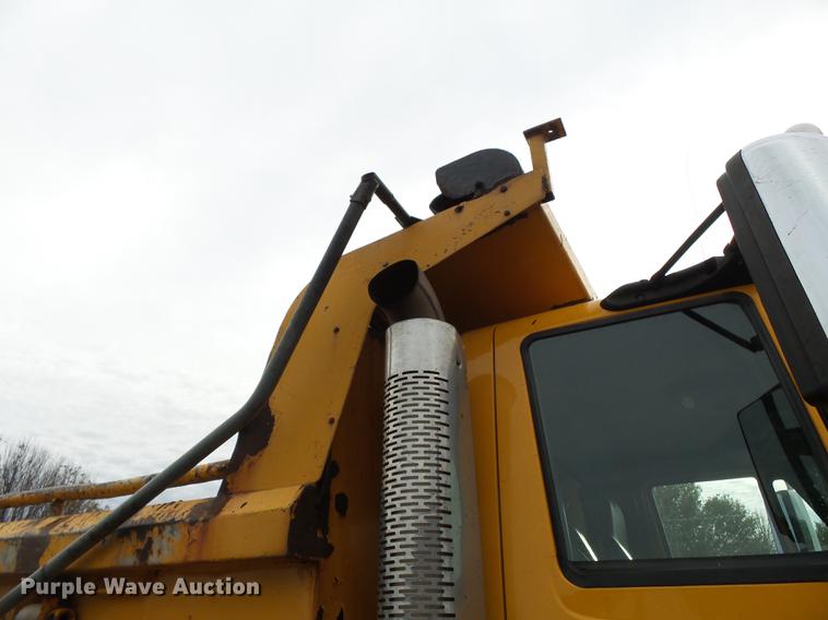 image for item DC6786 2002 International 7400 dump truck