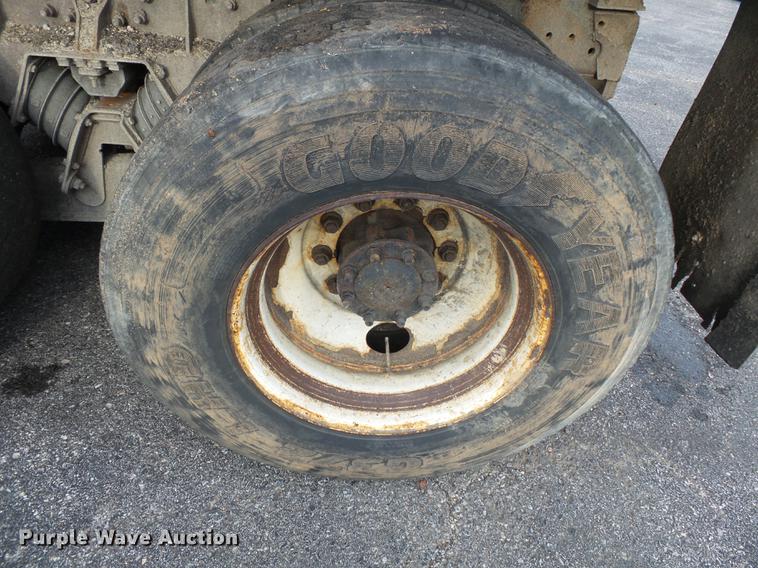 image for item DC6786 2002 International 7400 dump truck