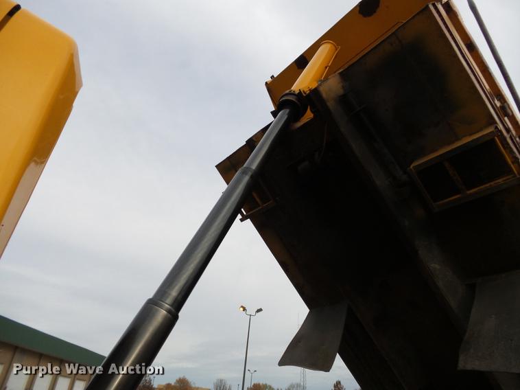 image for item DC6786 2002 International 7400 dump truck