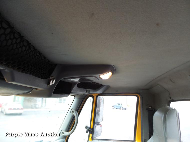 image for item DC6786 2002 International 7400 dump truck