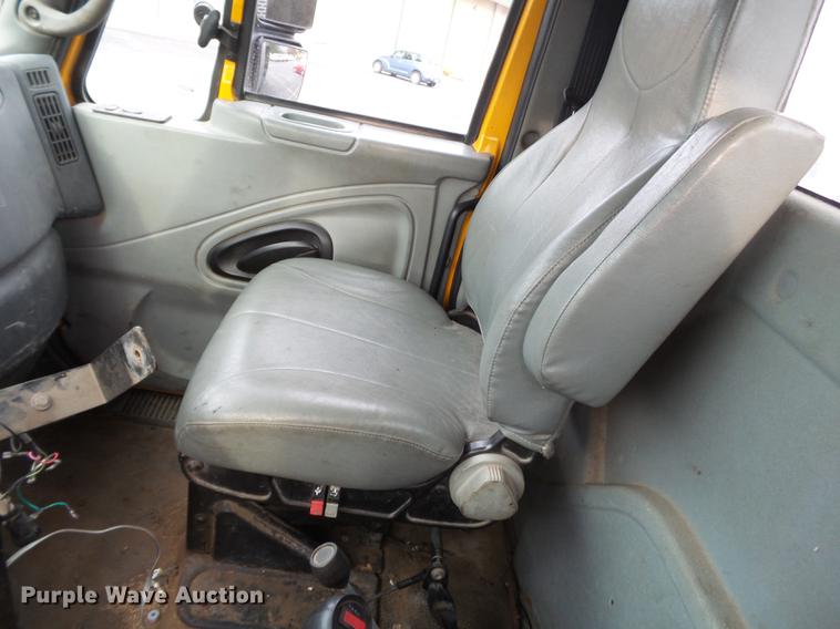 image for item DC6786 2002 International 7400 dump truck