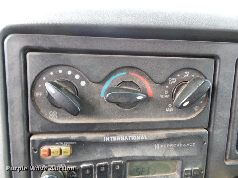 image for item DC6786 2002 International 7400 dump truck