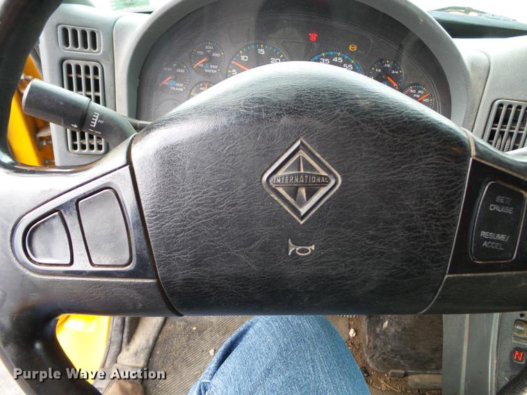 image for item DC6786 2002 International 7400 dump truck