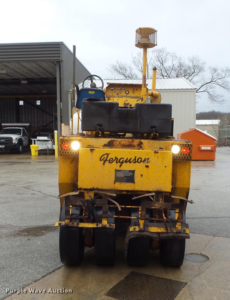 image for item DC7449 Ferguson SP-915 pneumatic roller
