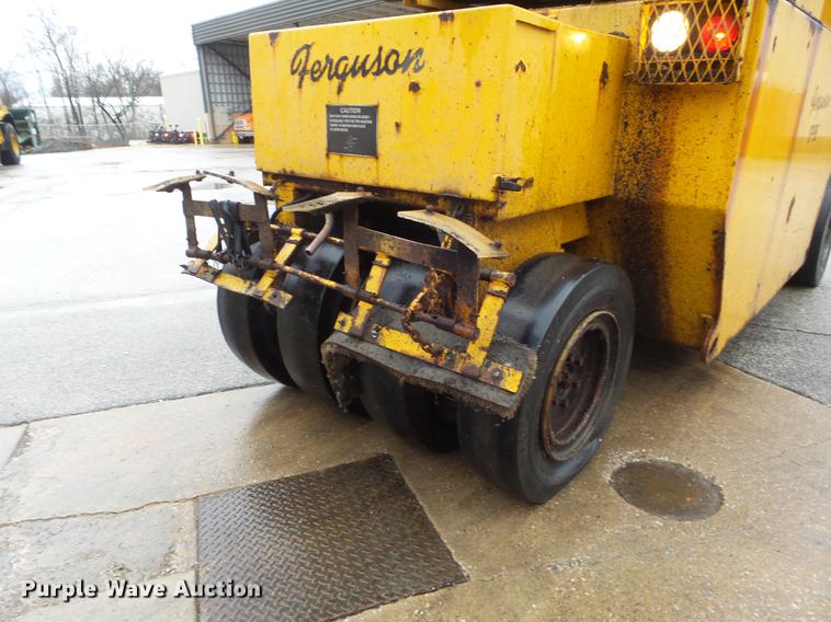 image for item DC7449 Ferguson SP-915 pneumatic roller