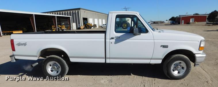 image for item DC8394 1995 Ford F150 XL pickup truck