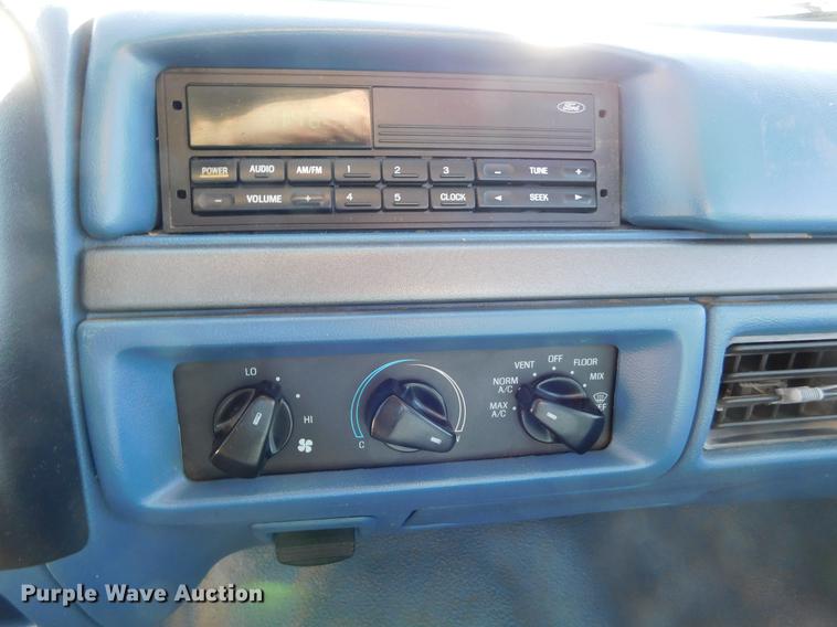 image for item DC8394 1995 Ford F150 XL pickup truck