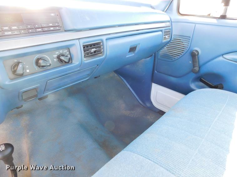 image for item DC8394 1995 Ford F150 XL pickup truck