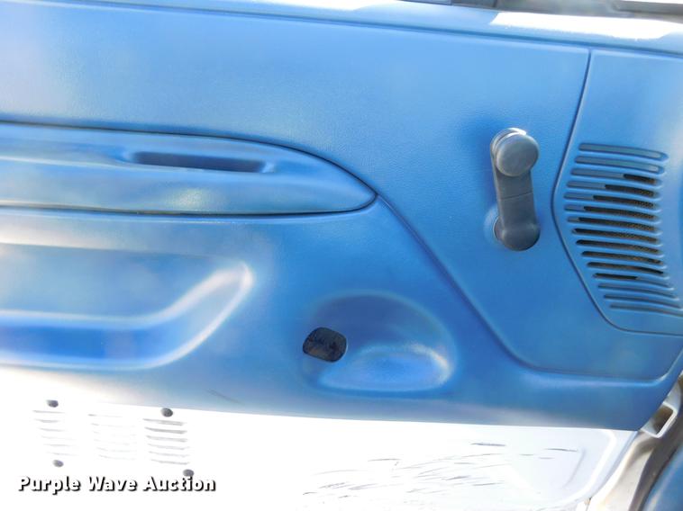 image for item DC8394 1995 Ford F150 XL pickup truck