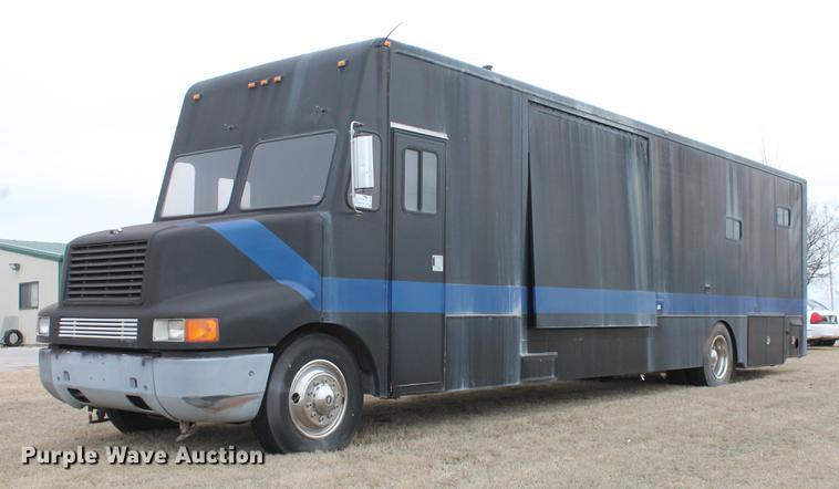 image for item DD1388 1994 International 1652-SC mobile command center