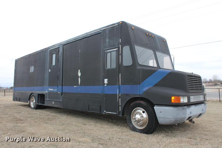 image for item DD1388 1994 International 1652-SC mobile command center