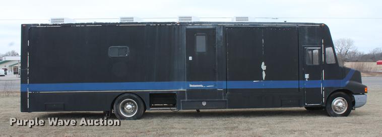 image for item DD1388 1994 International 1652-SC mobile command center