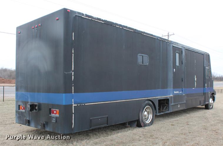 image for item DD1388 1994 International 1652-SC mobile command center