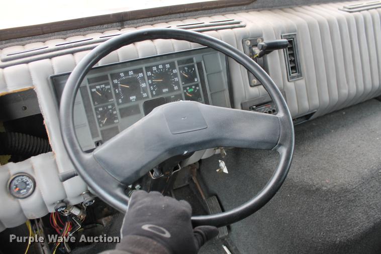 image for item DD1388 1994 International 1652-SC mobile command center