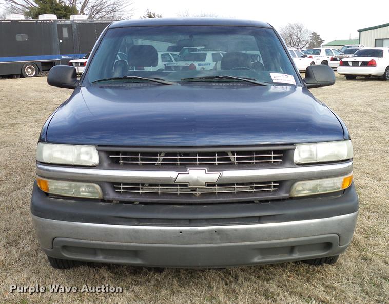 image for item DD1390 2002 Chevrolet Silverado 1500 pickup truck