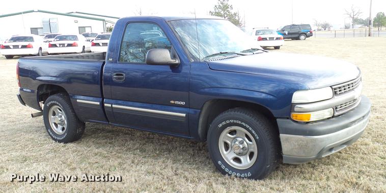 image for item DD1390 2002 Chevrolet Silverado 1500 pickup truck