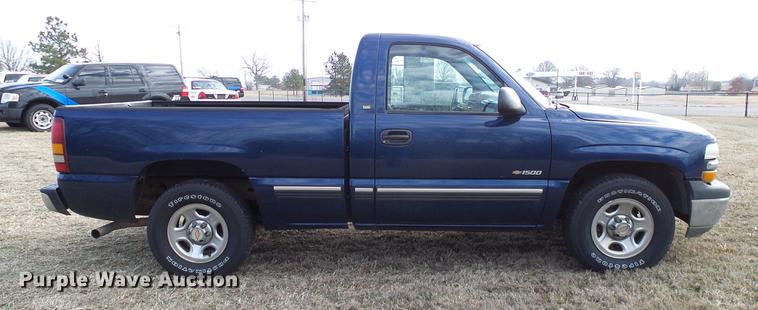 image for item DD1390 2002 Chevrolet Silverado 1500 pickup truck