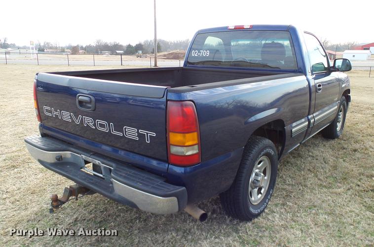 image for item DD1390 2002 Chevrolet Silverado 1500 pickup truck