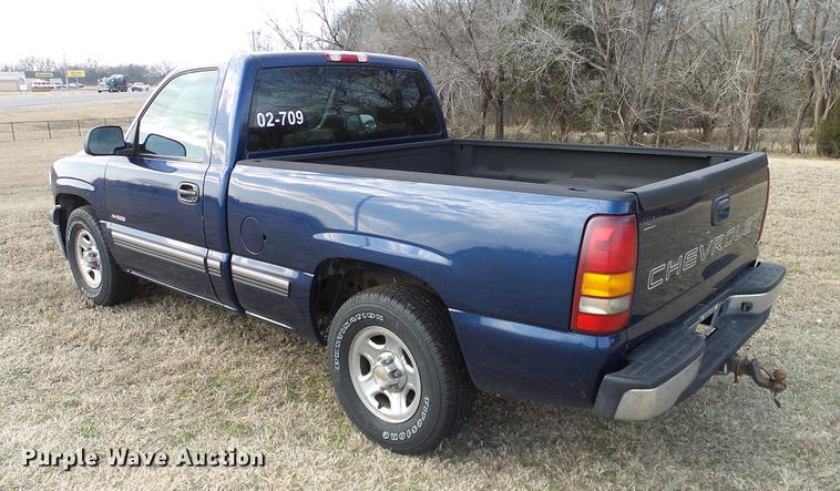 image for item DD1390 2002 Chevrolet Silverado 1500 pickup truck