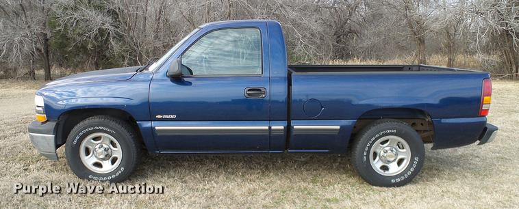 image for item DD1390 2002 Chevrolet Silverado 1500 pickup truck