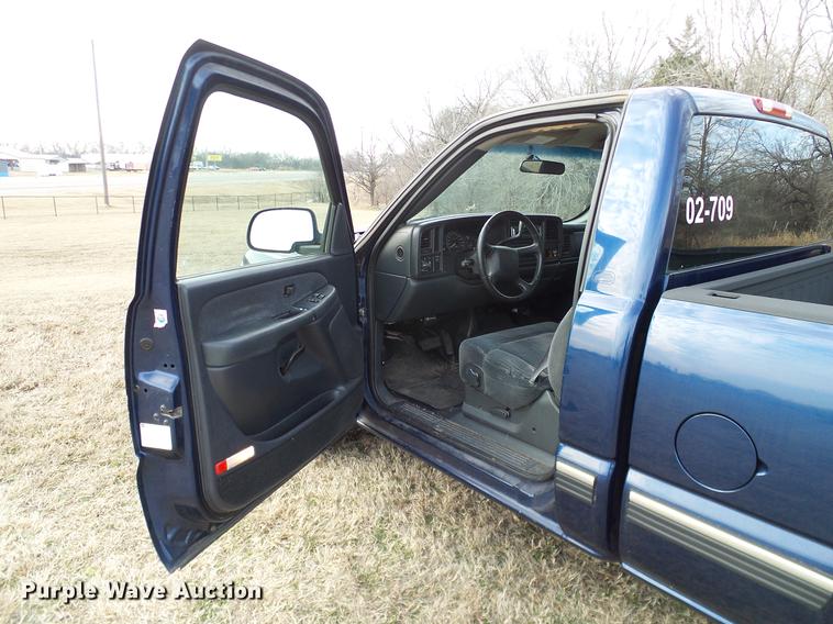 image for item DD1390 2002 Chevrolet Silverado 1500 pickup truck