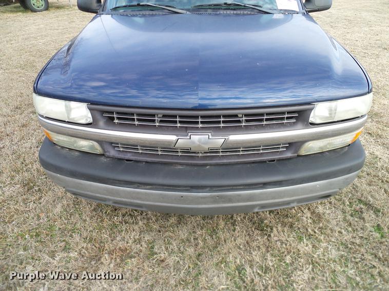 image for item DD1390 2002 Chevrolet Silverado 1500 pickup truck