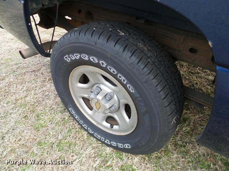 image for item DD1390 2002 Chevrolet Silverado 1500 pickup truck