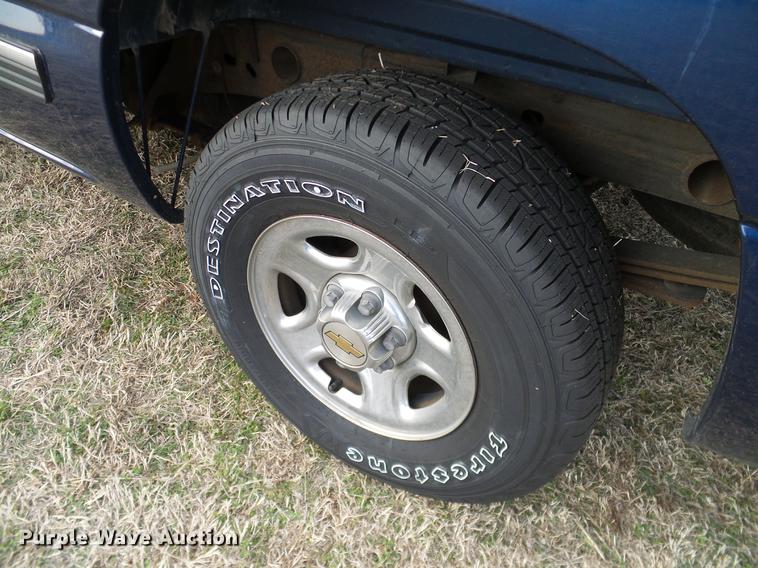 image for item DD1390 2002 Chevrolet Silverado 1500 pickup truck