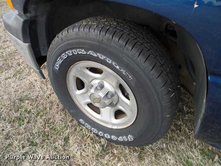 image for item DD1390 2002 Chevrolet Silverado 1500 pickup truck