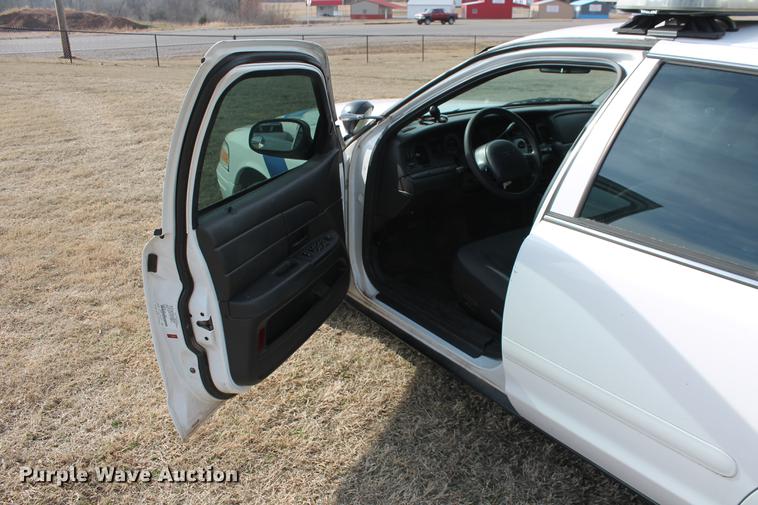 image for item DD1410 2004 Ford Crown Victoria Police Interceptor