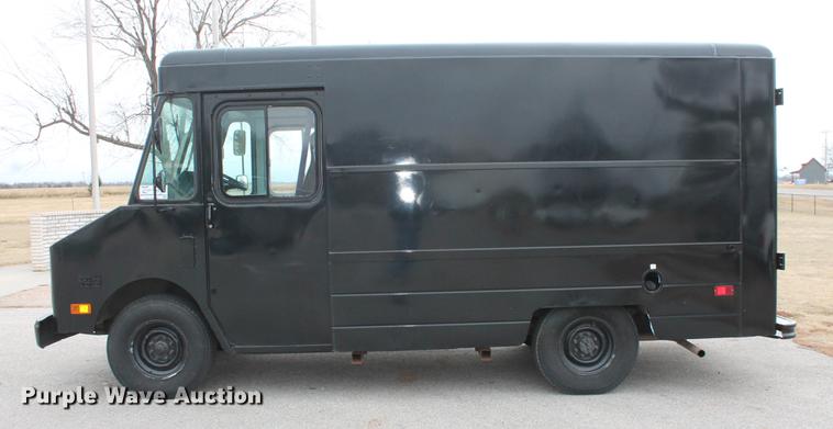 image for item DD1421 1993 Chevrolet P30 step van