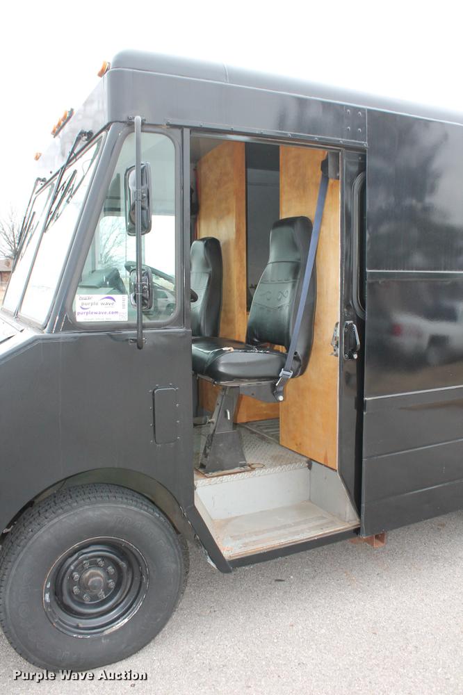 image for item DD1421 1993 Chevrolet P30 step van