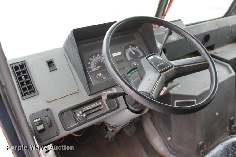 image for item DD1421 1993 Chevrolet P30 step van