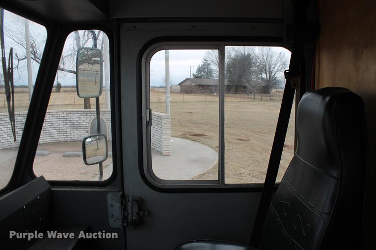 image for item DD1421 1993 Chevrolet P30 step van