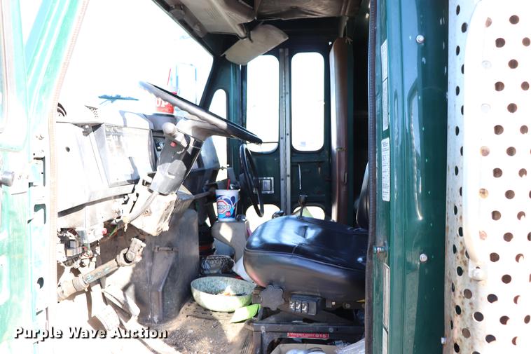 image for item EC9291 1996 International 4700LP recycling truck