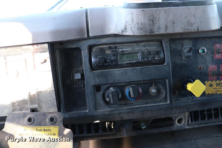 image for item EC9291 1996 International 4700LP recycling truck