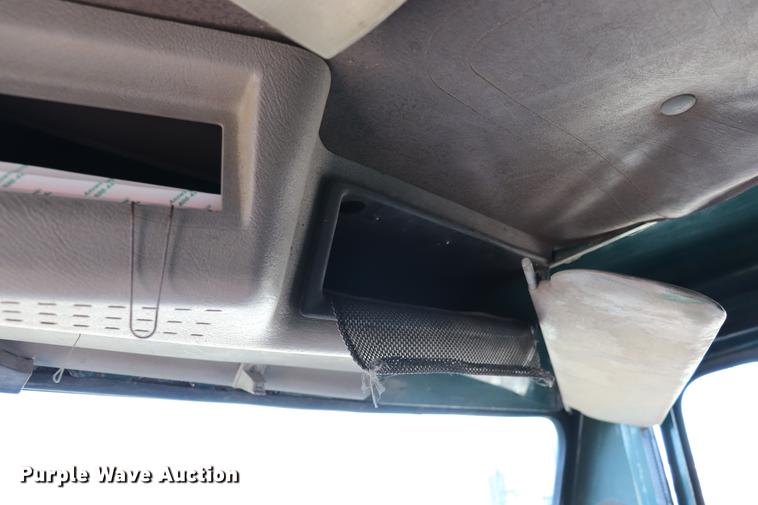 image for item EC9291 1996 International 4700LP recycling truck