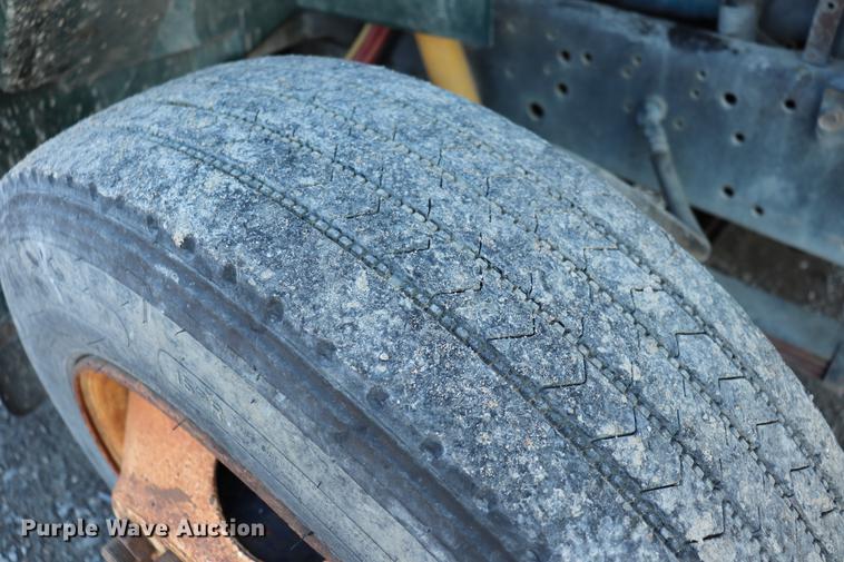 image for item EC9291 1996 International 4700LP recycling truck