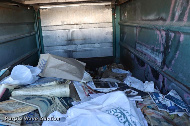 image for item EC9291 1996 International 4700LP recycling truck