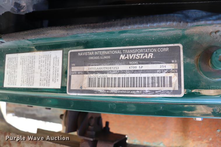 image for item EC9291 1996 International 4700LP recycling truck