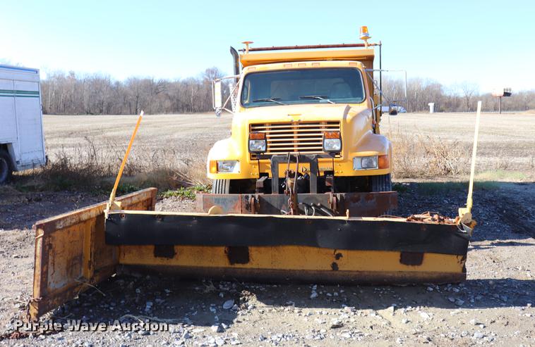 image for item EC9292 1992 International 4900 dump truck