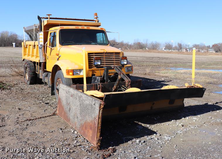 image for item EC9292 1992 International 4900 dump truck
