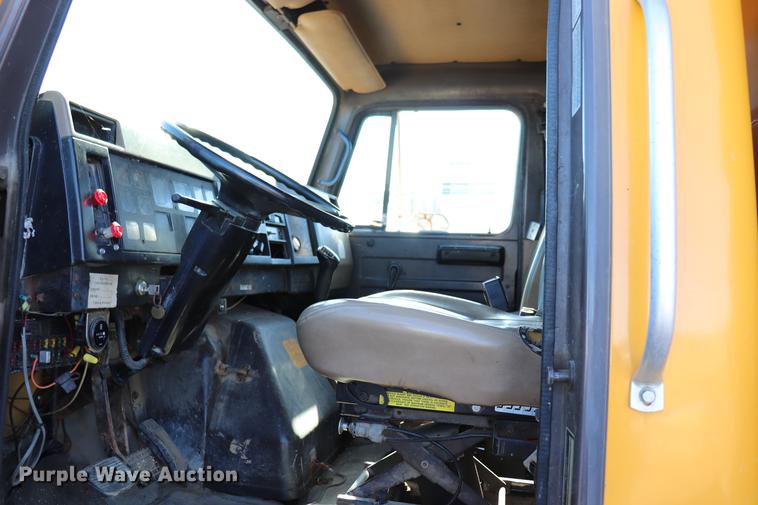 image for item EC9292 1992 International 4900 dump truck