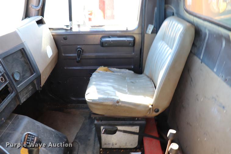 image for item EC9292 1992 International 4900 dump truck