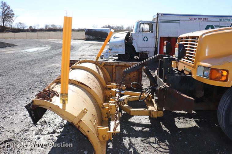 image for item EC9292 1992 International 4900 dump truck