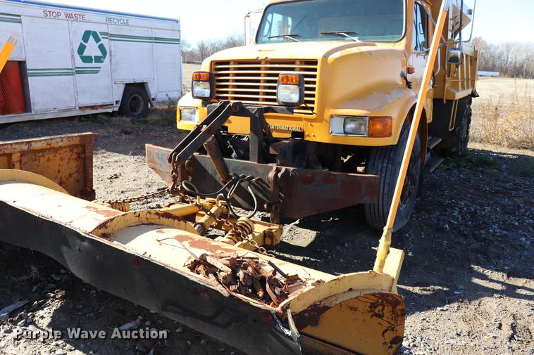 image for item EC9292 1992 International 4900 dump truck