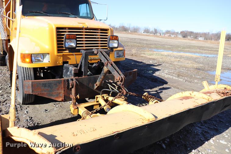 image for item EC9292 1992 International 4900 dump truck
